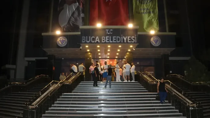 Buca Belediyesi Iscileri Maas Alamadiklari Icin Isgal Eylemi Baslatti