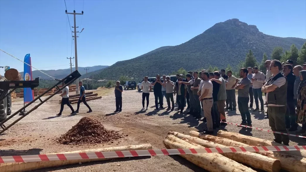 Bucakta Orman Iscisine Kabuk Soyma Makinesi Teslim Edildi