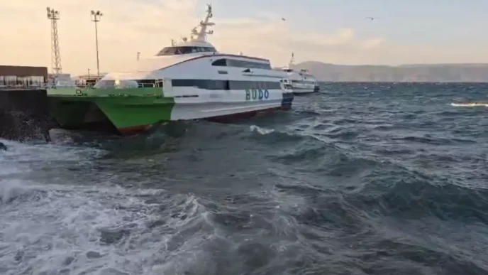 Bursada Deniz Otobusleri Seferleri Olumsuz Hava Kosullari Nedeniyle Iptal Edildi