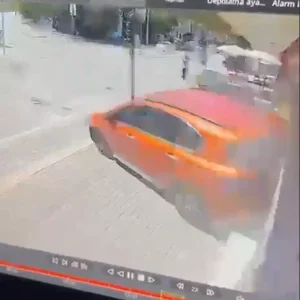 Bursada Park Halindeki Arac Kuyumcu Dukkanina Carpti