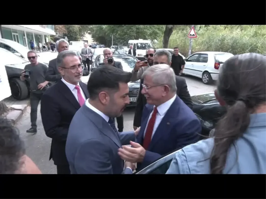 CHP Istanbul Il Yonetiminin Tedbiren Gorevden UzaklastirilmasiDavutoglu bu Karari Bir