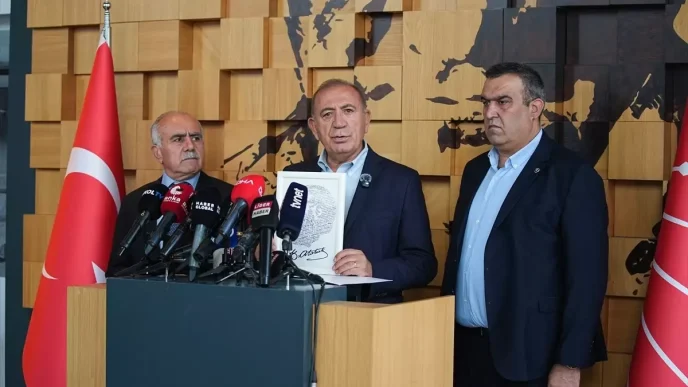 CHPden ihrac edilen Gursel Tekinden zehir zemberek sozler