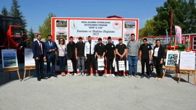 Cavdarhisardaki Tarim Lisesi Ogrencilerine Tarim Makineleri Tanitildi
