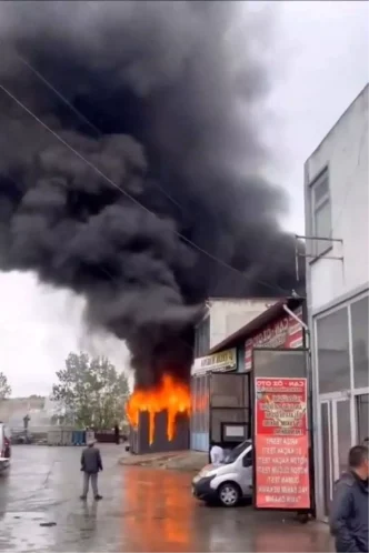 Cerkezkoyde Konteyner Yangini Panik Yaratti