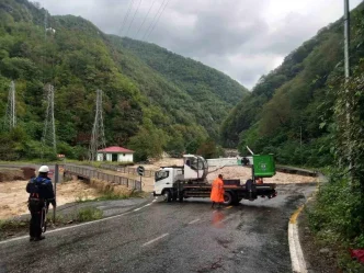 Coruh EDAS Sel ve Heyelan Sonrasi Elektrik Sebekesindeki Hasarlari Onariyor