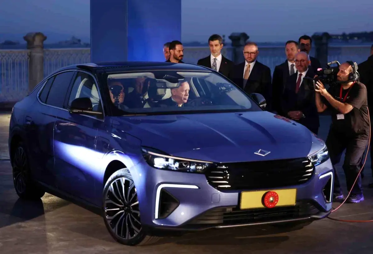Cumhurbaskani Erdogana TOGGun yeni modeli T10F hediye edildi