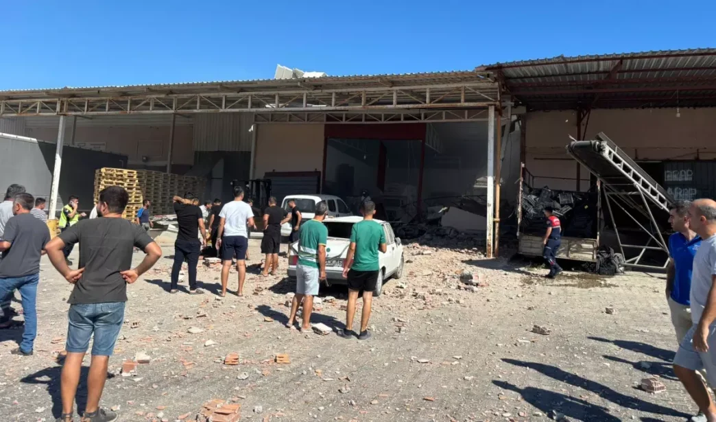 Demre Toptanci Halinde Patlama Yaralilar Var