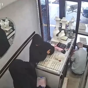 Diyarbakirda Kadinlar Kuyumcudan 25 Kilo Altin Caldi 6 Supheli Yakalandi