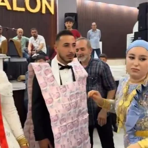 Dugunlerdeki Ilginc Taki Gelenegi 200 TLlik Banknotlarla Yelek