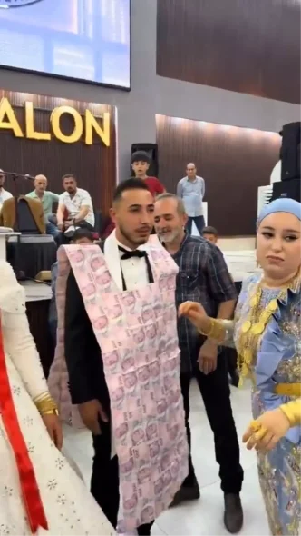 Dugunlerdeki Ilginc Taki Gelenegi 200 TLlik Banknotlarla Yelek