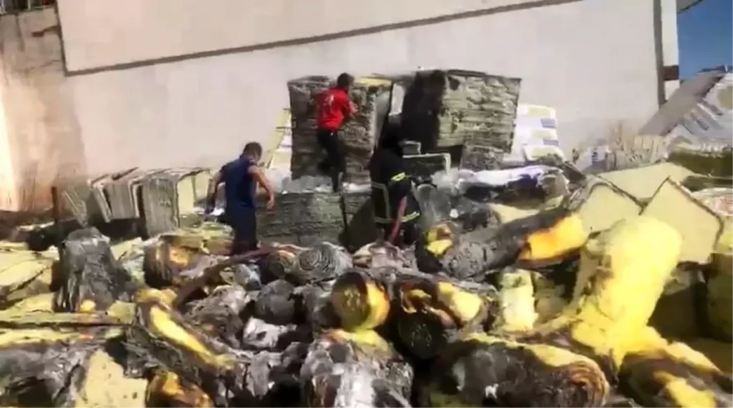 Elazigda Yalitim Malzemeleri Deposunda Yangin