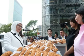 Emine Erdogan Anadoludakiler projesinin tanitimi icin simit standini ziyaret etti