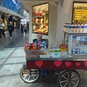 Engelli Seyyar Saticinin Zararini Inegol Belediyesi Karsiladi