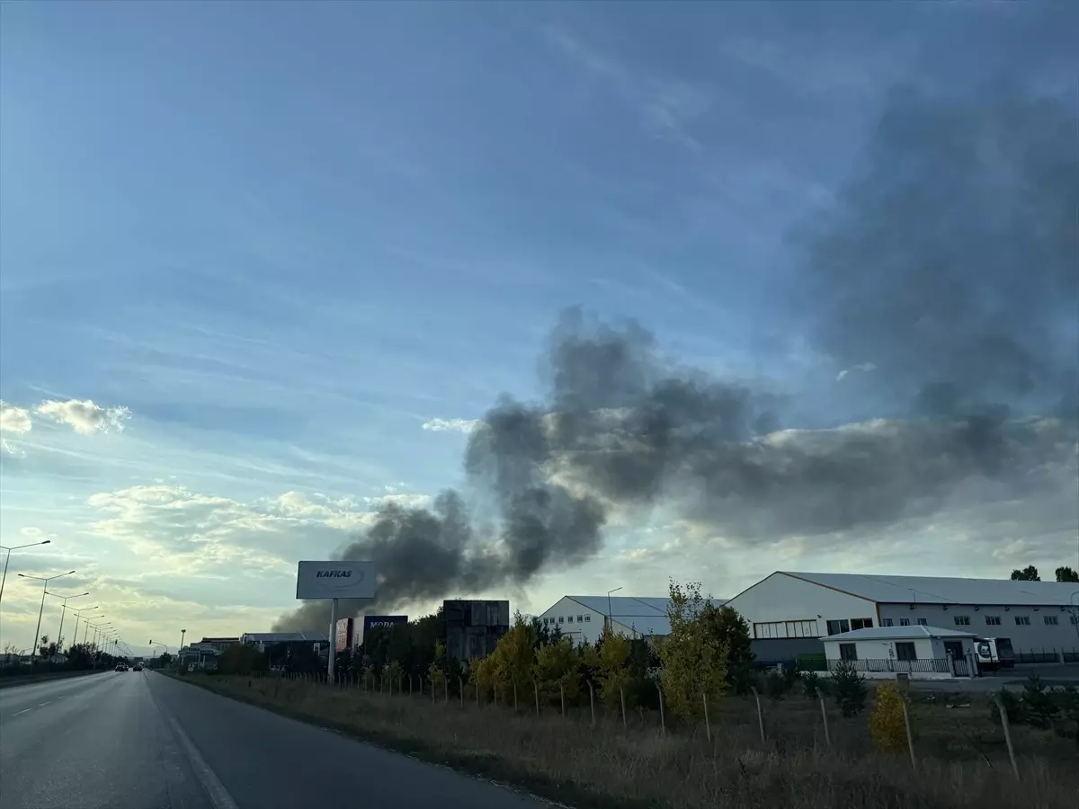 Erzurumda Boya Uretim Tesisinde Yangin