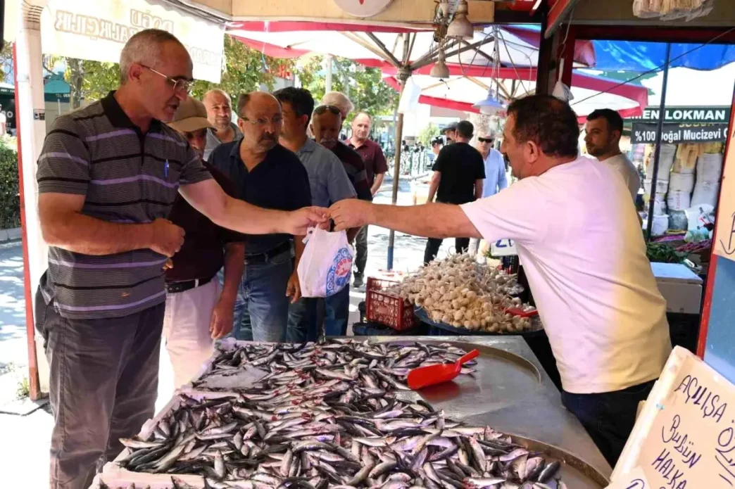 Eskisehirde Mevlid Kandilinde Ucretsiz Balik Dagitimi Senligi