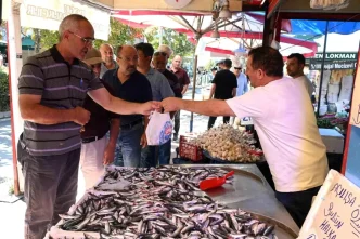 Eskisehirde Mevlid Kandilinde Ucretsiz Balik Dagitimi Senligi