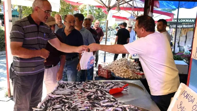 Eskisehirde Mevlid Kandilinde Ucretsiz Balik Dagitimi Senligi