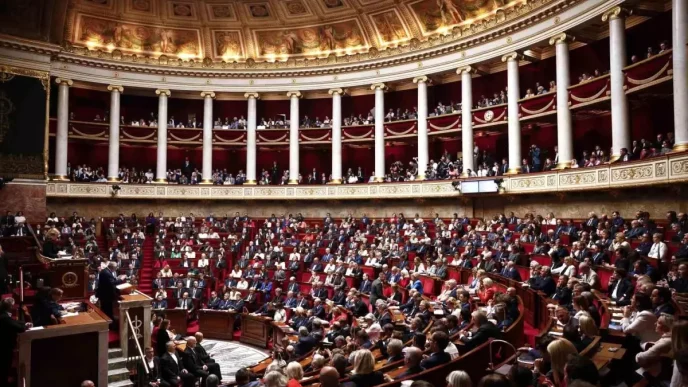 Fransa Basbakani Francois Bayrou Hukumeti Guvenoyu Alamayarak Dustu