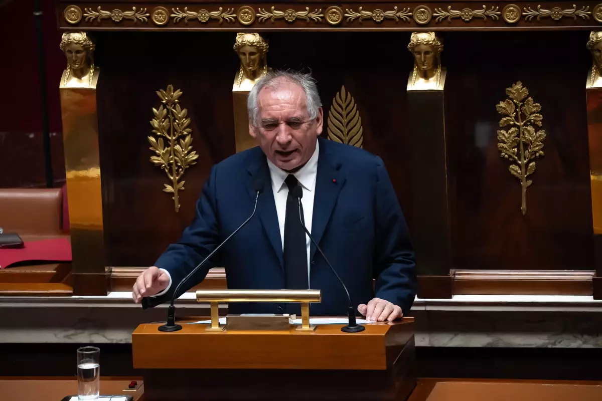 Fransada Basbakan Francois Bayrou Hukumeti Guvenoyu Alamayarak Dustu