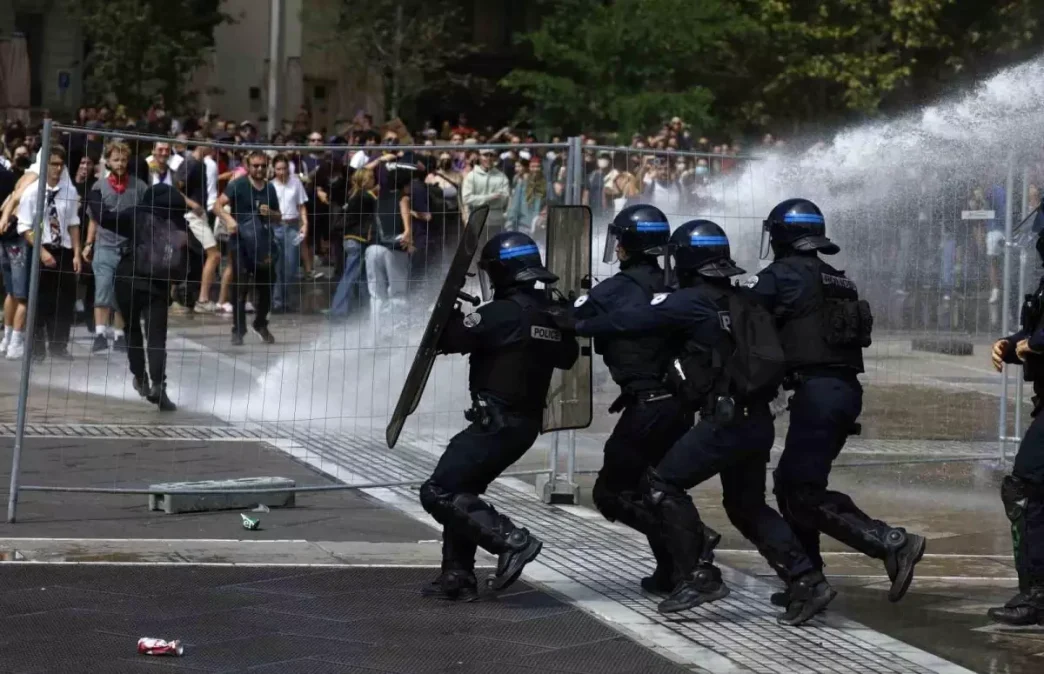 Fransada Bloquons tout Protestolari 175 Bin Kisi Katildi Gozaltilar 473e