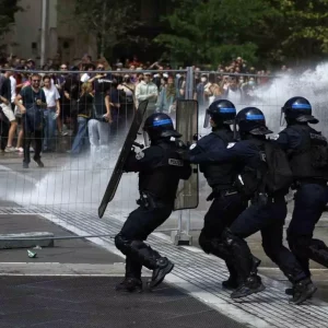 Fransada Bloquons tout Protestolari 175 Bin Kisi Katildi Gozaltilar 473e