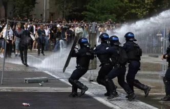 Fransada Bloquons tout Protestolari 175 Bin Kisi Katildi Gozaltilar 473e
