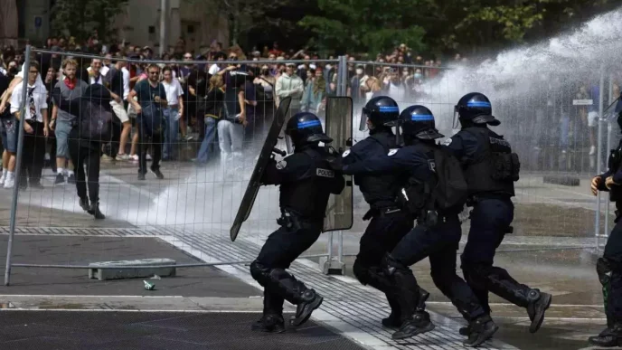 Fransada Bloquons tout Protestolari 175 Bin Kisi Katildi Gozaltilar 473e
