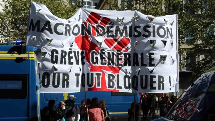 Fransada Butce Kesintileri Protesto Ediliyor 110 Gozalti