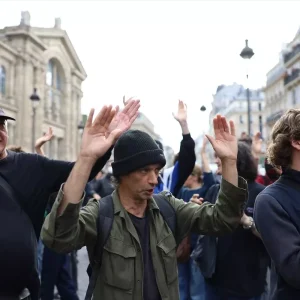 Fransada Macrona Yonelik Protestolar Suruyor 200 Gozalti