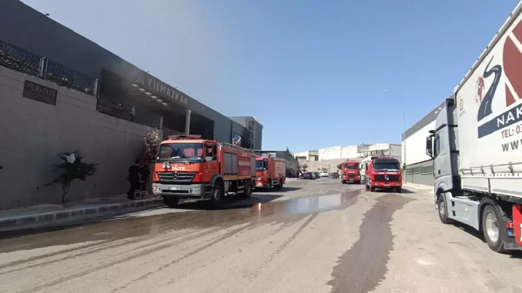 Gaziantepteki Islak Mendil Fabrikasinda Yangin
