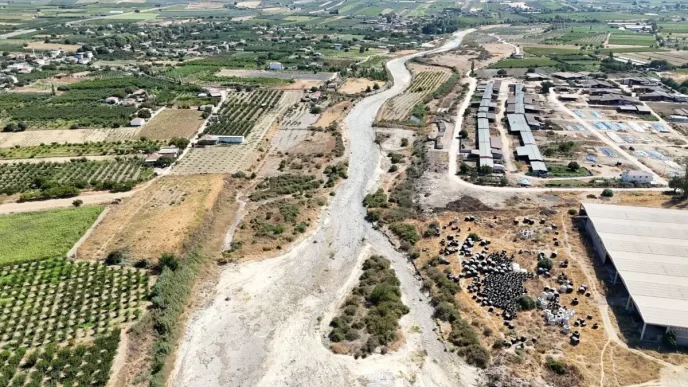 Gediz Nehri Kuruma Noktasinda Tarim Alanlari Tehdit Altinda