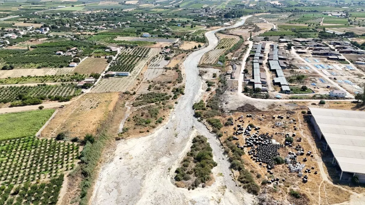 Gediz Nehri Kuruma Noktasinda Tarim Alanlari Tehdit Altinda