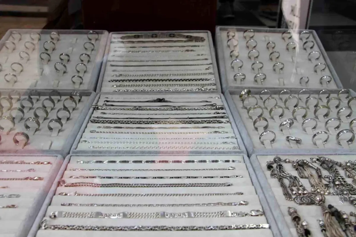 Gumus Yatirim Araci Olarak One Cikiyor