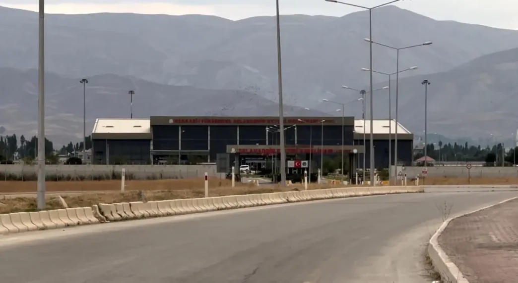 Hakkaride Ucak Bileti Bulmakta Zorluk Yasaniyor