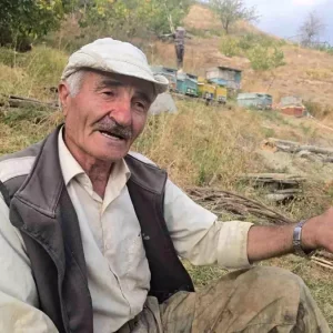 Hakkarideki Mezra Sakinleri Asfalt Yolda ve Sulama Havuzunda Destek Ariyor