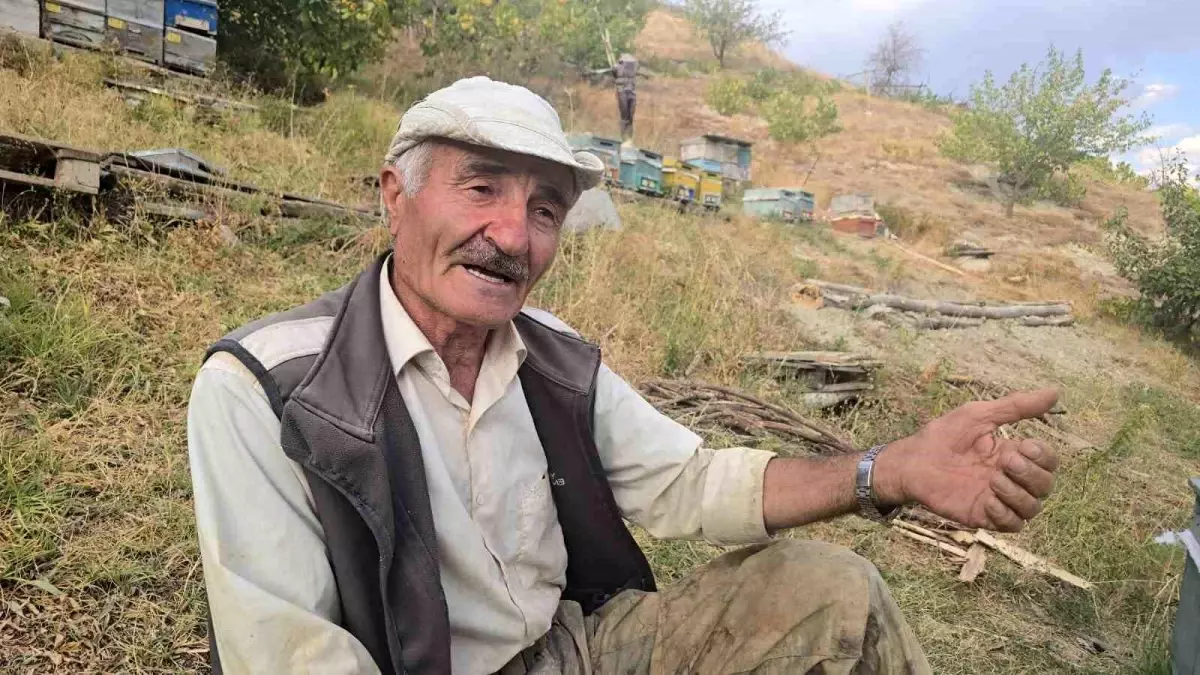 Hakkarideki Mezra Sakinleri Asfalt Yolda ve Sulama Havuzunda Destek Ariyor