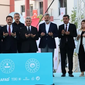 Hatayda TOKI deprem konutlari kura cekilisi toreninde hak sahiplerine anahtarlari