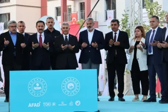 Hatayda TOKI deprem konutlari kura cekilisi toreninde hak sahiplerine anahtarlari