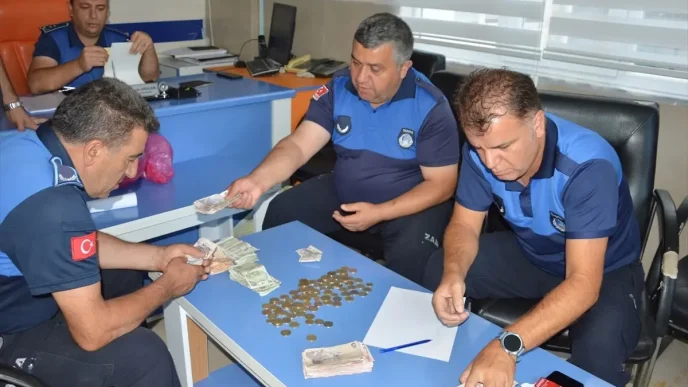 Havzada Dilencilik Yapan Kisinin Uzerinden 5 Bin Lira Cikti