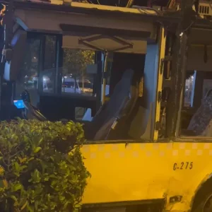 IETT Otobusu ile Otomobil Carpisti 2 Yarali