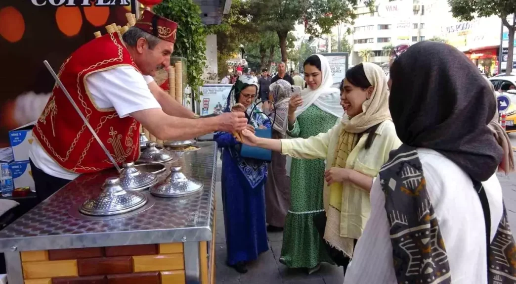 Iranli Turistler Van Esnafinin Yuzunu Guldurdu