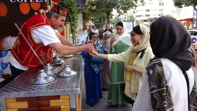 Iranli Turistler Van Esnafinin Yuzunu Guldurdu