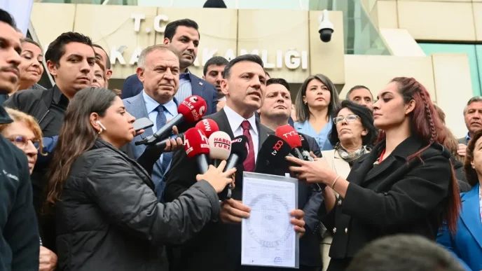 Istanbul Ozgur Celik Sariyer Ilce Secim Kurulu onunde konustu Metin