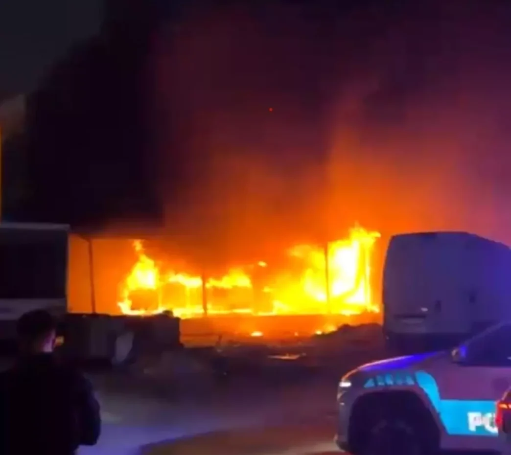 Izmirde Mobilya Fabrikasinda Yangin Panigi