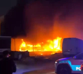 Izmirde Mobilya Fabrikasinda Yangin Panigi