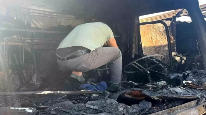 Izmirde Tir Garajinda Yangin 32 Bin TL Emanet Para Yandi