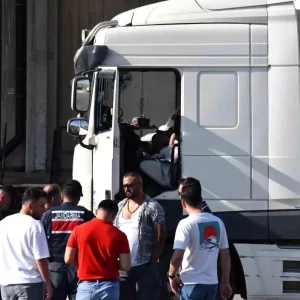 Izmirde Tir Soforu Aracta Hayatini Kaybetti