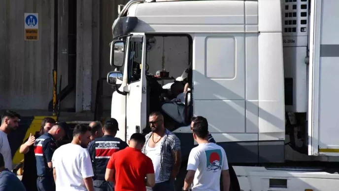 Izmirde Tir Soforu Aracta Hayatini Kaybetti