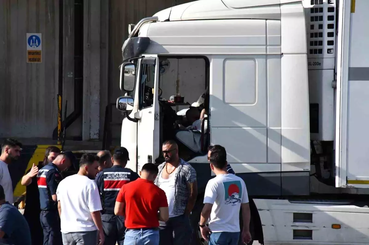 Izmirde Tir Soforu Aracta Hayatini Kaybetti