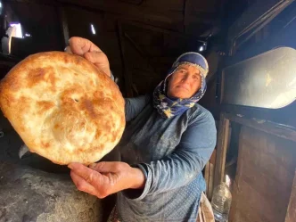 Kadifekalede Mardinli Kadinlar Tandir Ekmekleriyle Hem Kulturel Mirasi Yasatiyor Hem